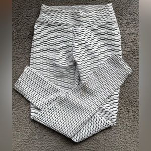 NWT-Seasum High Waist Yoga Pant with Butt Enhancing Rear. Size M. White w/Black.